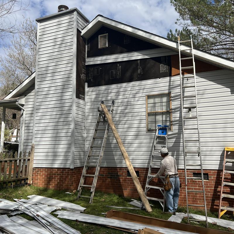 Charlotte, NC Siding Replacement - a tree fell and damaged project photo 1